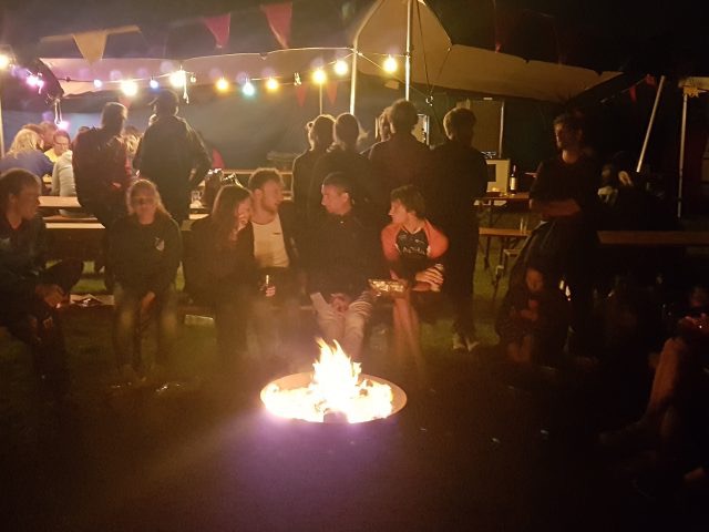 Kampvuurmoment met deelnemers tijdens Het Rondje Eilanden