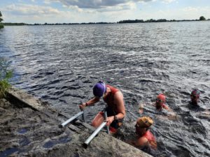 Eiland opklimmen met behulp van trapje