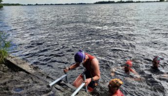 Eiland opklimmen met behulp van trapje